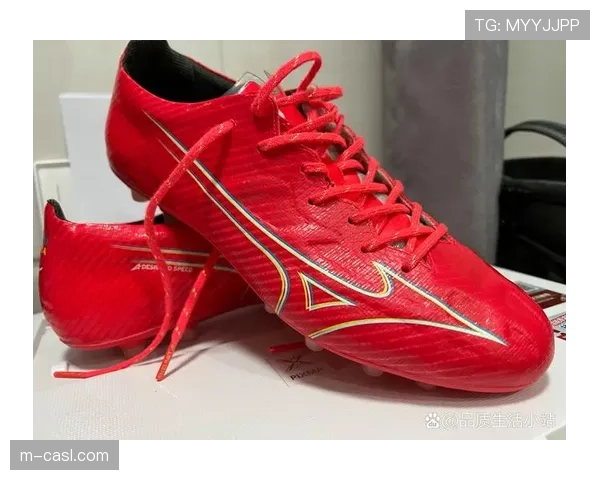 运动品牌发布新款战靴,宣称鞋面科技有助于肋部区域的精细控球 运动品牌发布新款战靴,宣称鞋面科技有助于肋部区域的精细控球